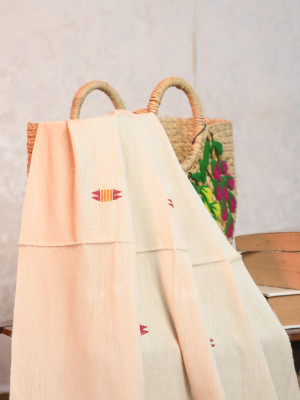 ERI SILK STOLE (AHIMSA SILK) WITH RED MOTIFS ERI SILK STOLE (AHIMSA SILK) WITH RED MOTIFS